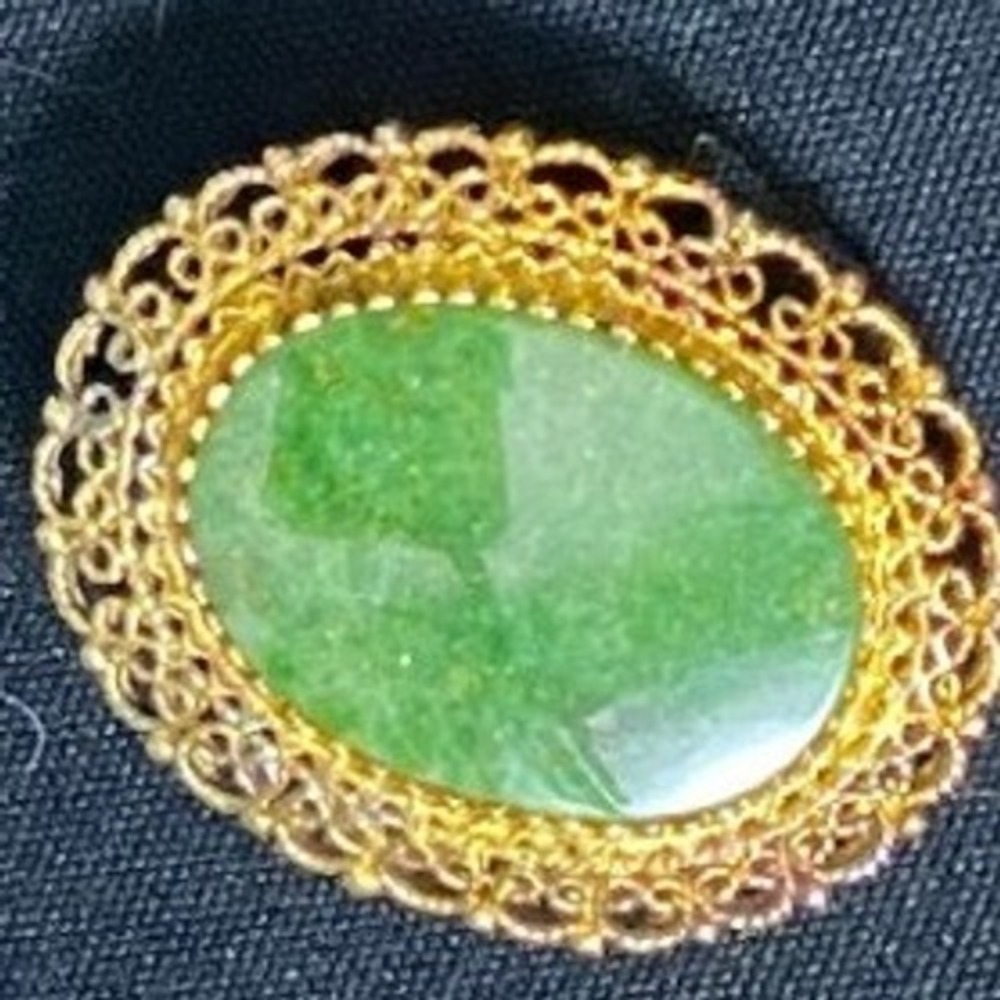 Oval Green Stone Gold Tone Filigree Pendant Necklace Brooch Charm Womens jewelry